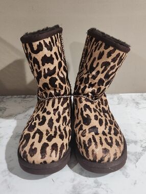 UGG Australia Women’s Leopard Print Classic Short Boots Exotic Calf Hair SZ 6